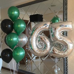 Фонтан из зеленых шаров хром с серебряной цифрой 65