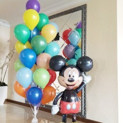 Фонтан из разноцветных шаров с ходячей фигурой Микки Маус
