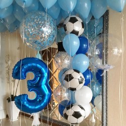 Композиция с цифрой 3 с футбольными мячами и голубыми шарами