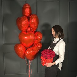 Композиция из 10 сердец и красных роз в шляпной коробке