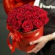 Композиция из 10 сердец и красных роз в шляпной коробке