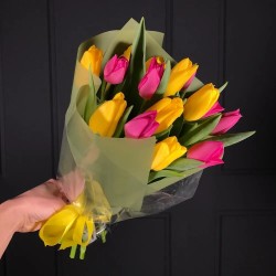 Букет ярких тюльпанов микс