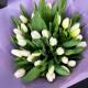 Букет из 35 белых тюльпанов с фонтаном из шаров на 8 марта