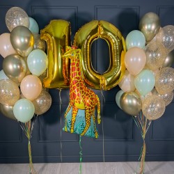 Композиция на день рождения с золотыми цифрами и жирафом