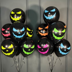 Черные шары с разноцветными рожами на Хэллоуин 