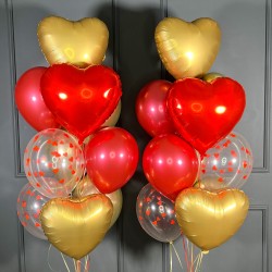 Композиция из шаров с сатиновыми золотыми сердцами