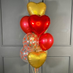 Фонтан из шаров с сатиновыми золотыми сердцами
