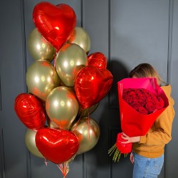 Композиция золотых шаров с сердцами и букет из 25 роз