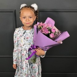 Букет с ароматной кустовой розой и альстромерией