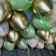 Золотые оливковые и бежевые шарики под потолок
