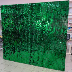 Фотозона из зеленых пайеток