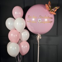 Белые и розовые шарики с большим розовым шаром с бабочкой