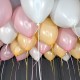 Белые розовые и персиковые шарики под потолок