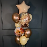 Фонтан из персиковых и розовое золото шаров с бежевым лабубу