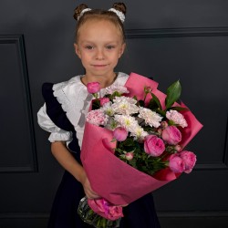 Букет с пионовидной розой, хризантемой и гвоздикой