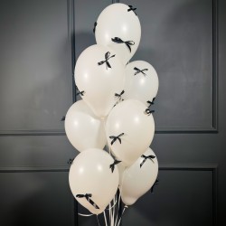 Белые шарики  с черными бантиками