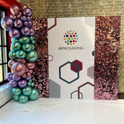 Фотозона из розовых пайеток с баннером и гирляндой Фотозона из розовых пайеток с баннером и гирляндой