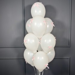 Фонтан из белых шаров с розовыми бантиками