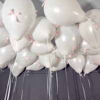 Белые шарики с розовыми бантиками под потолок
