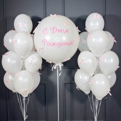 Композиция из белых шаров с розовыми бантиками