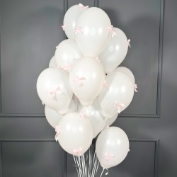 Облако белых шариков с розовыми бантиками