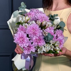 Авторский букет с сиреневой хризантемой и белой альстромерией
