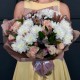 Авторский букет с белой хризантемой и кустовой розой