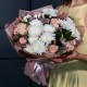Авторский букет с белой хризантемой и кустовой розой
