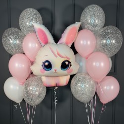 Композиция из белых, розовых и прозрачных шаров с зайчиком