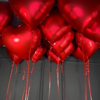 Красные сатиновые сердца на день влюбленных под потолок