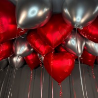 Красные сатиновые сердца и серебряные шары под потолок