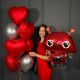 Набор из красных сердец и серебряных шаров с роботом