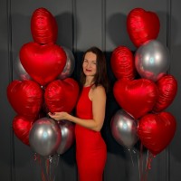 Красные сатиновые сердца и серебряные шары