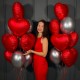 Красные сатиновые сердца и серебряные шары