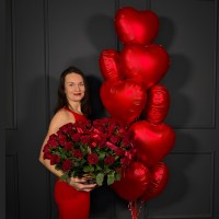 Фонтан красных сердец с корзиной роз