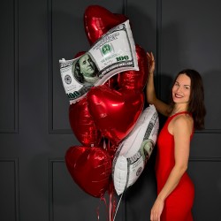 Композиция из фольгированных сердец с долларами