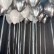 Белые и серебряные шарики с дождиком под потолок