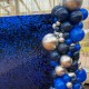 Фотозона из синих квадратных пайеток с гирляндой