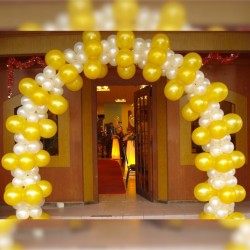 Оформление входа аркой из бело-золотых шаров