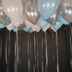 Воздушные белые, голубые и серебряные шары под потолок