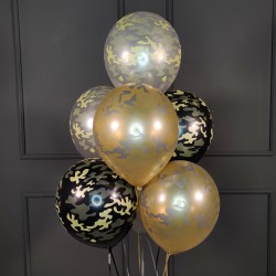 Фонтан из черных, золотых и серебряных камуфляжных шаров