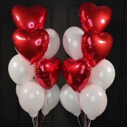 Композиция из воздушных белых шаров с красными сердцами