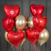 Композиция из воздушных золотых шаров с красными сердцами