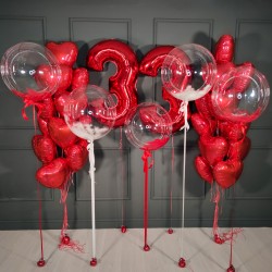 Композиция из красных сердец, цифр и шаров Bubbles с перьями
