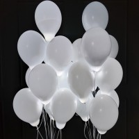 Композиция из воздушных белых шаров со светодиодами