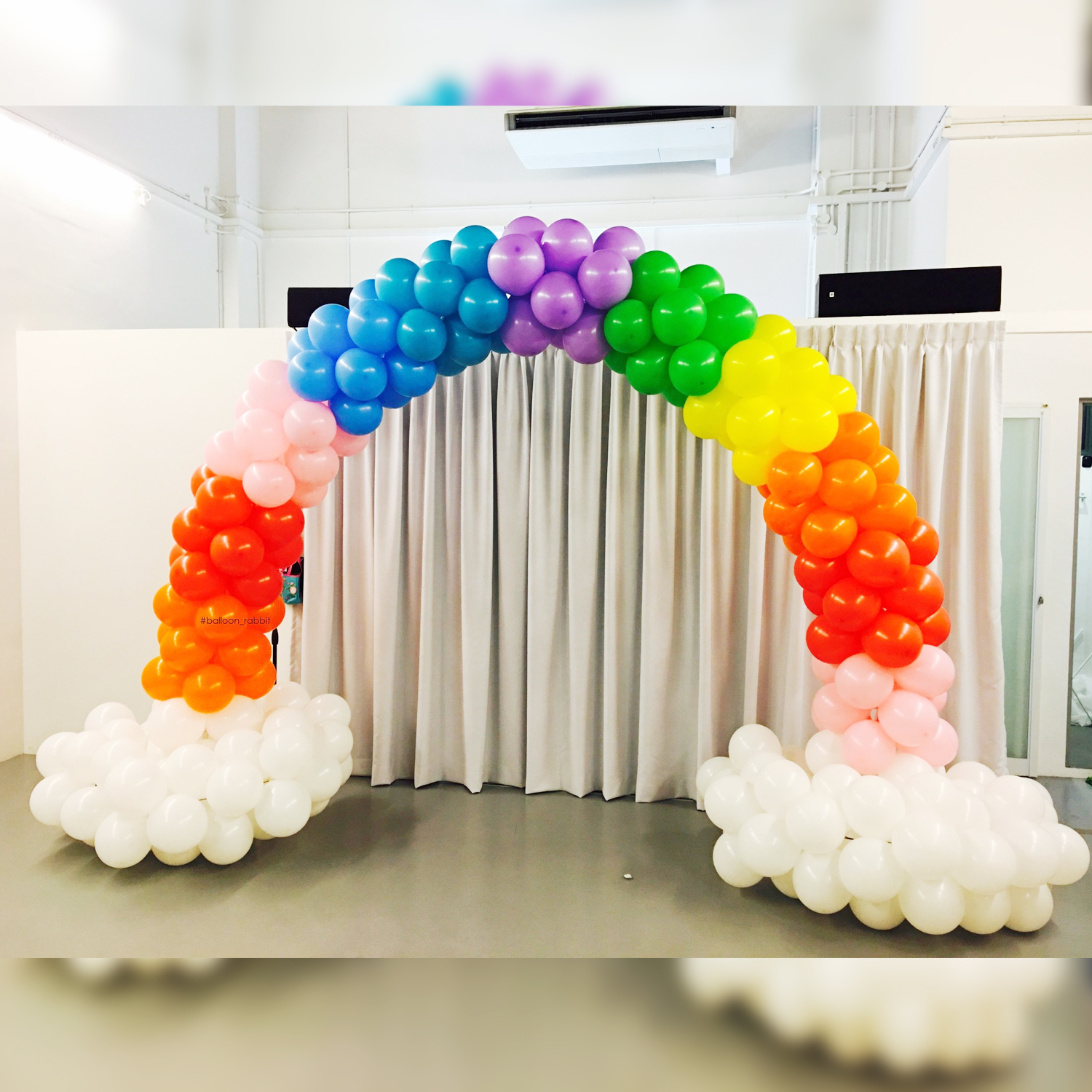 Красивая арка из шаров с цветами для праздничного оформления зала