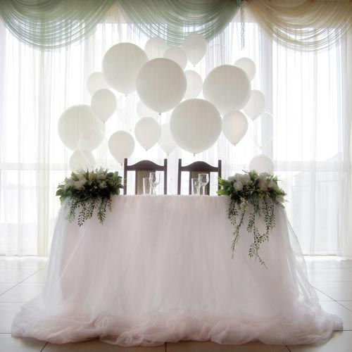 Оформление свадебного зала шарами: красивая арка